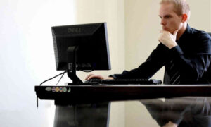 praca przy komputereze